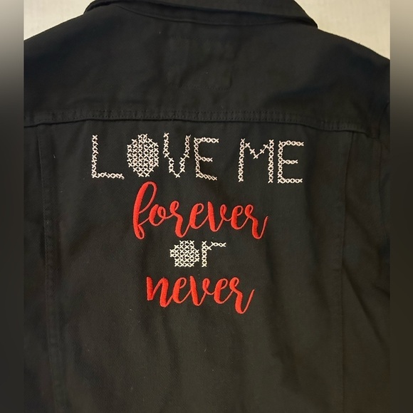 The Edit by Seventeen Love Me black jean jacket w/embroidered flowers Sz-M. W11 - Picture 5 of 14